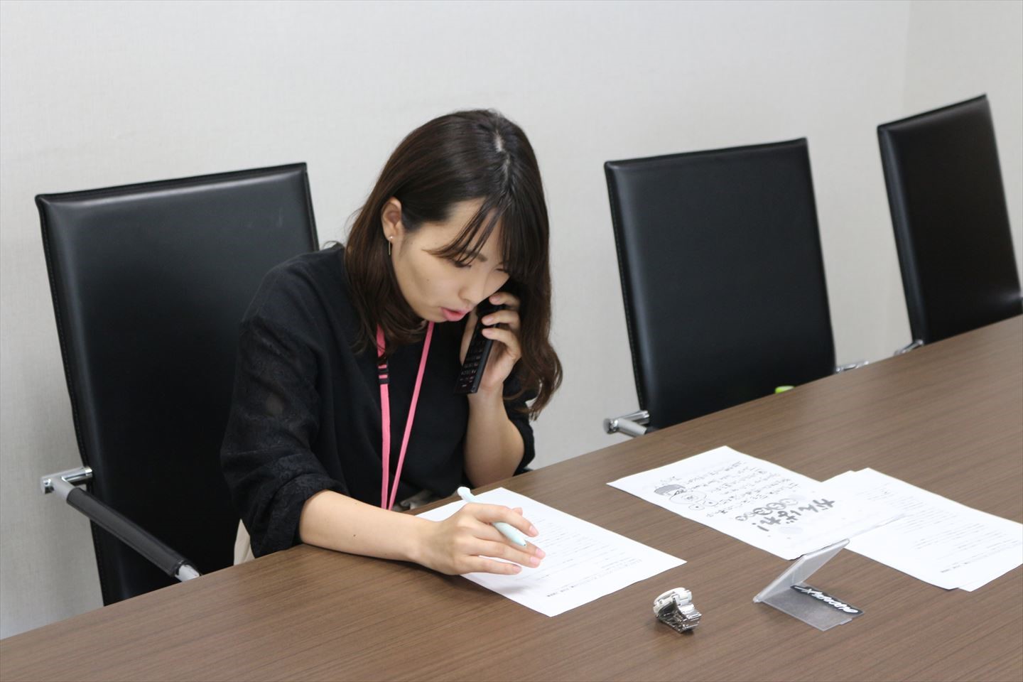 ラジオ取材を受ける村田さん