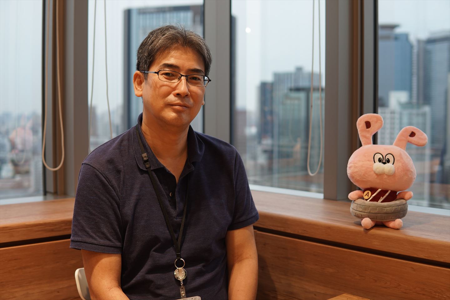 窓際の鈴木さん