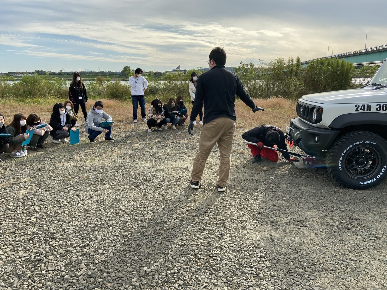 実車研修・スペアタイヤ交換作業の様子