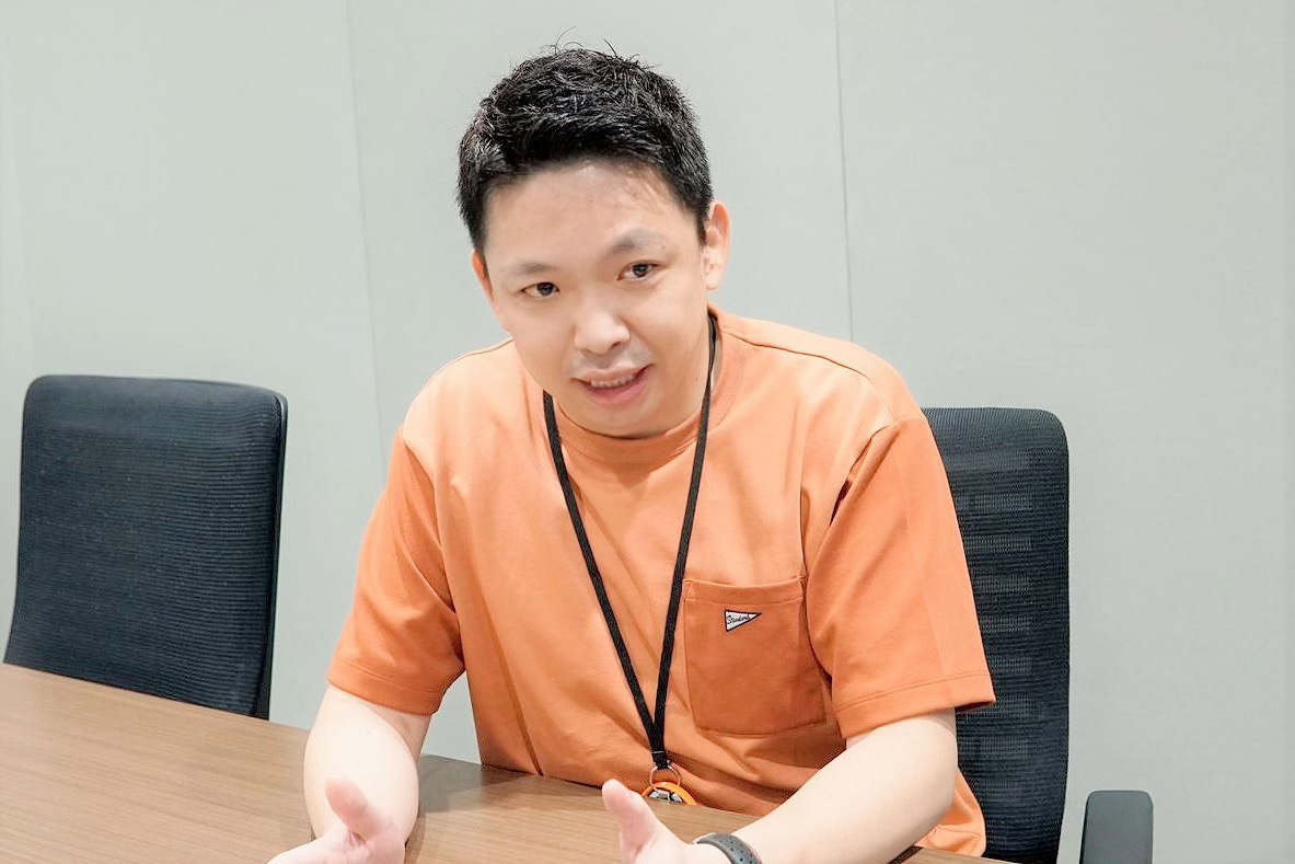 インタビュー中の石田さん