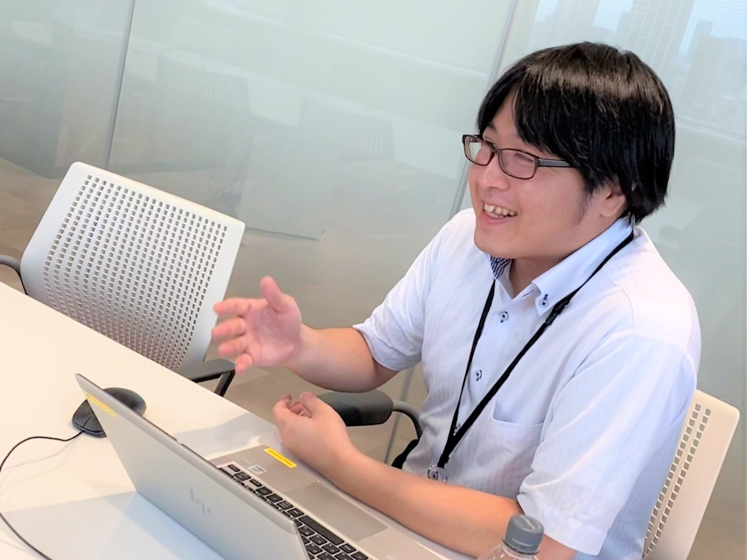 インタビュー中の白濵さん