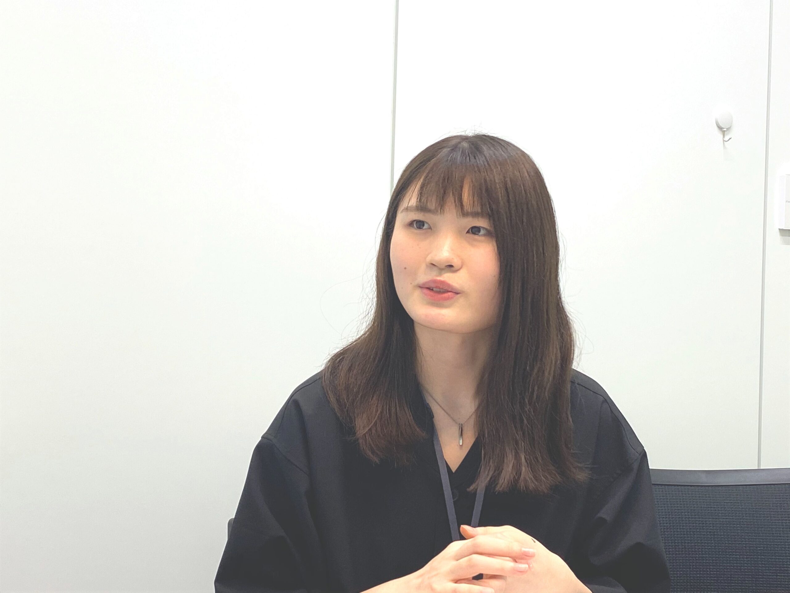 インタビュー中・門間さん4