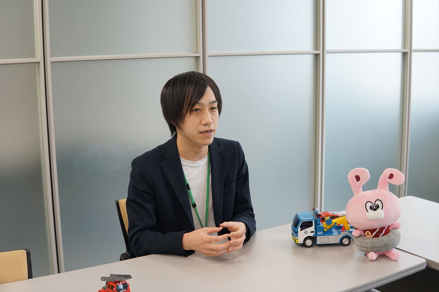 インタビュー中・吉田さん2