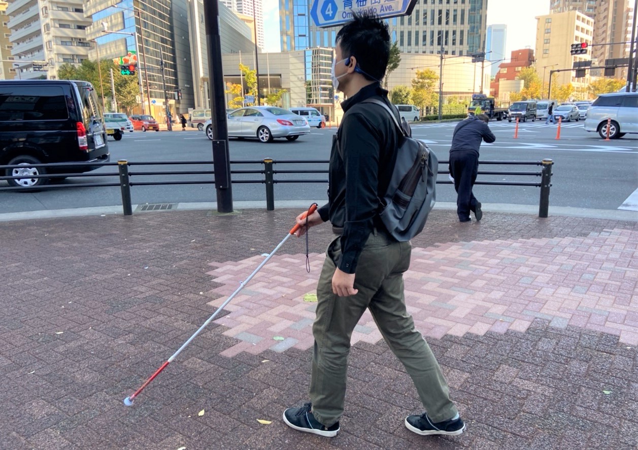 白杖を使い歩く落合さん