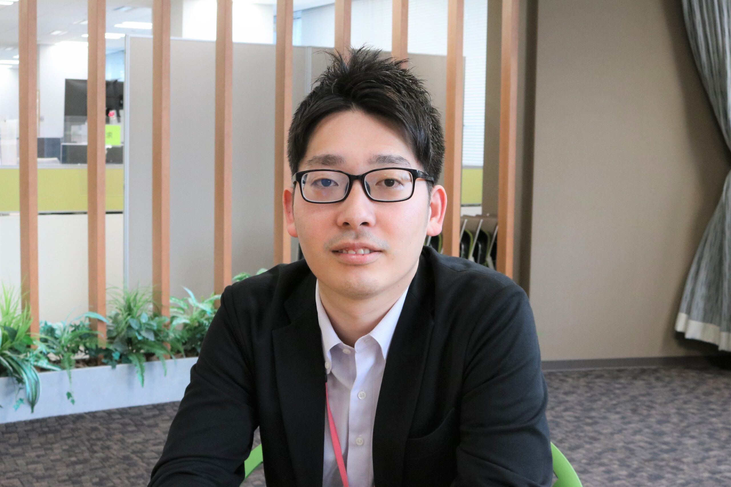 インタビュー中・内さん3