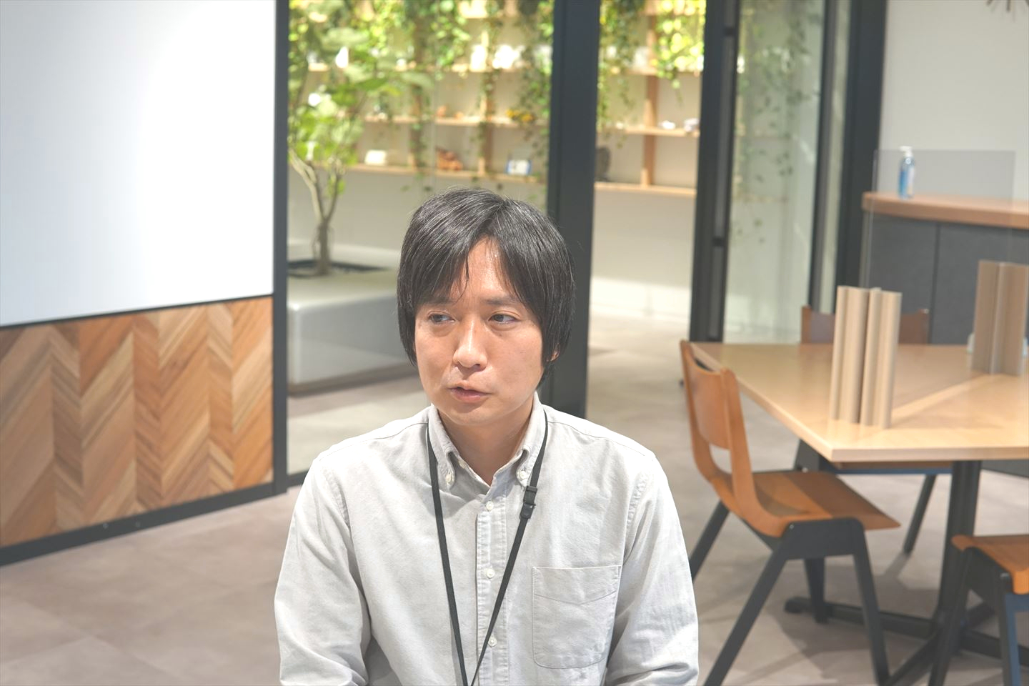 インタビュー中・高橋さん1