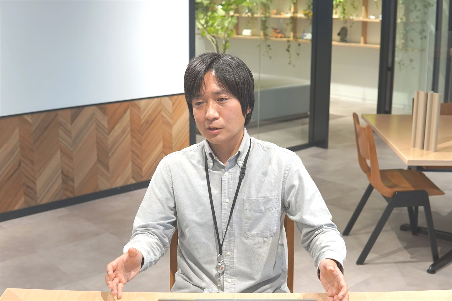インタビュー中・高橋さん1