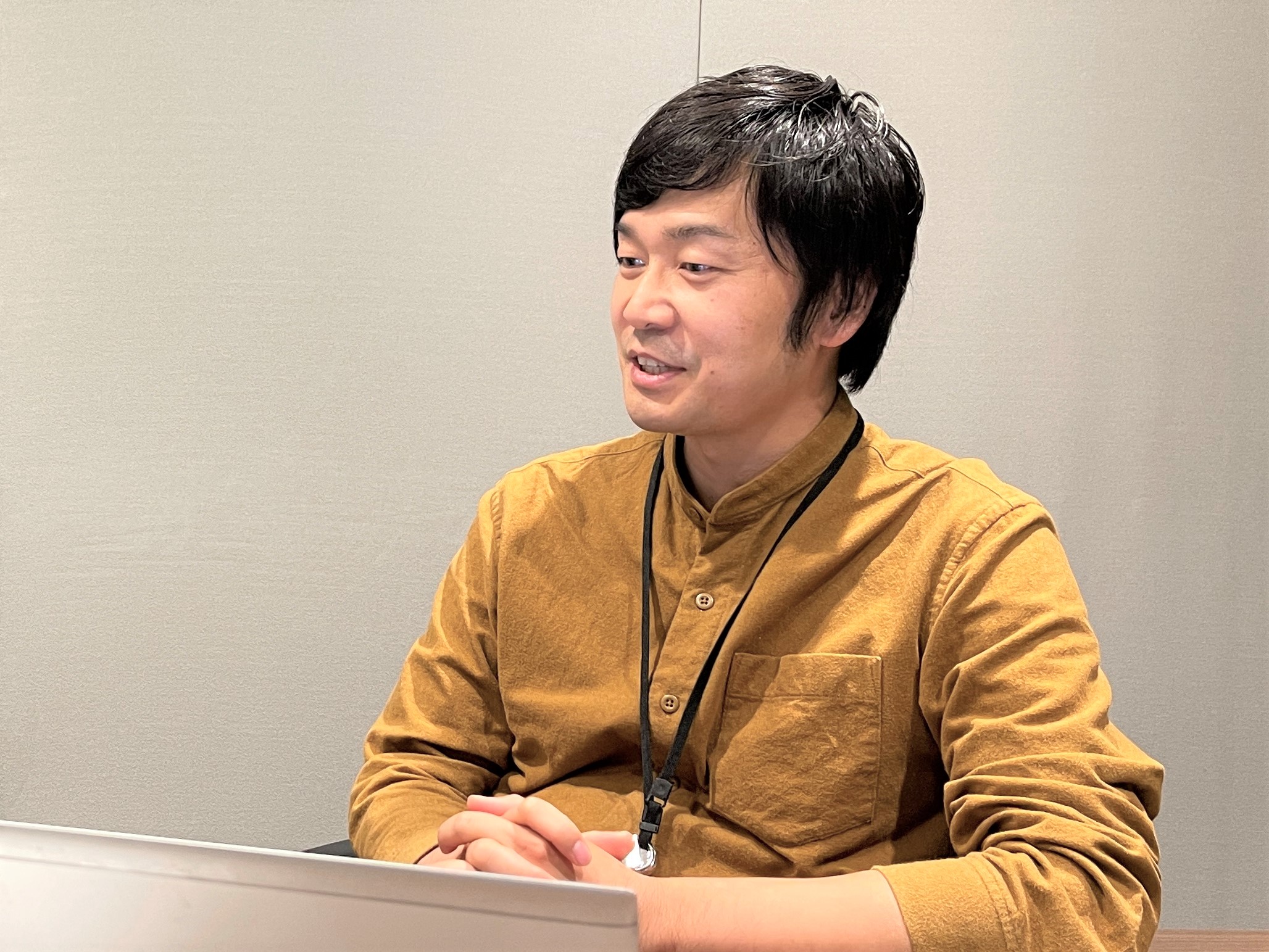 インタビュー中・曽我さん