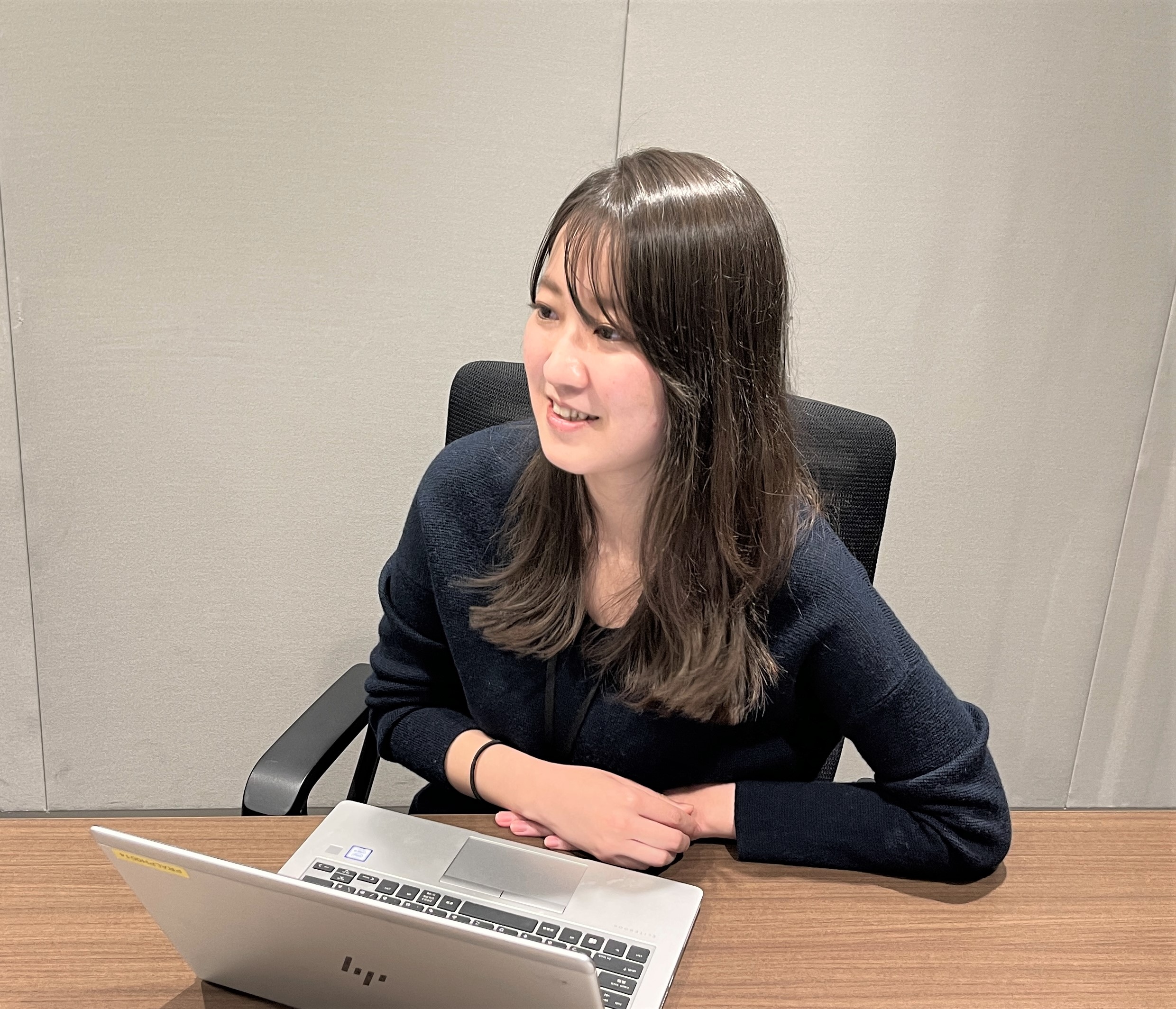 インタビュー中・片岡さん