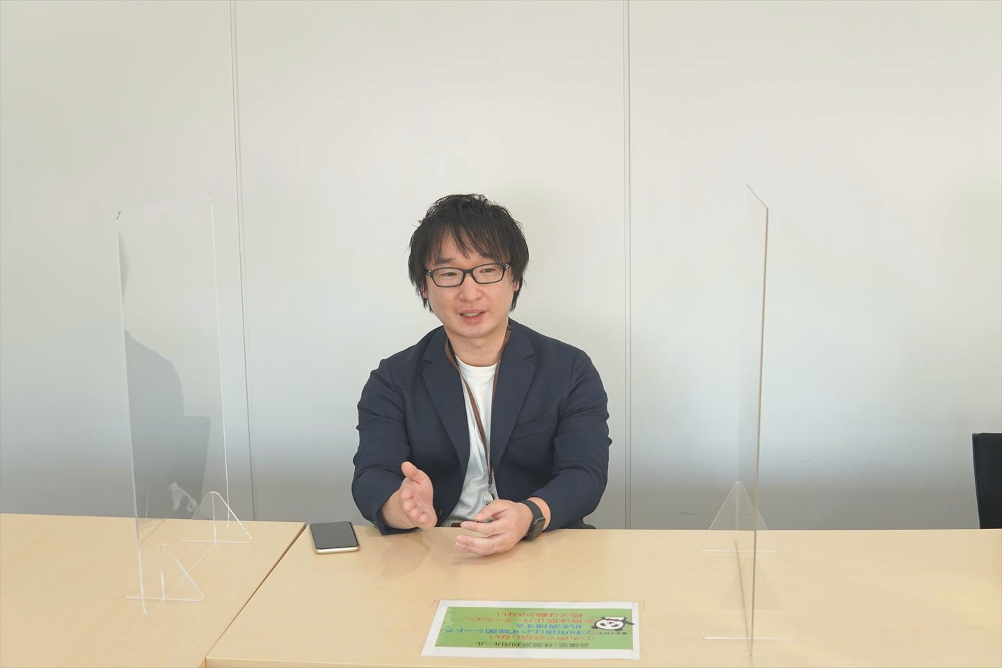 インタビュー中の亀井さん