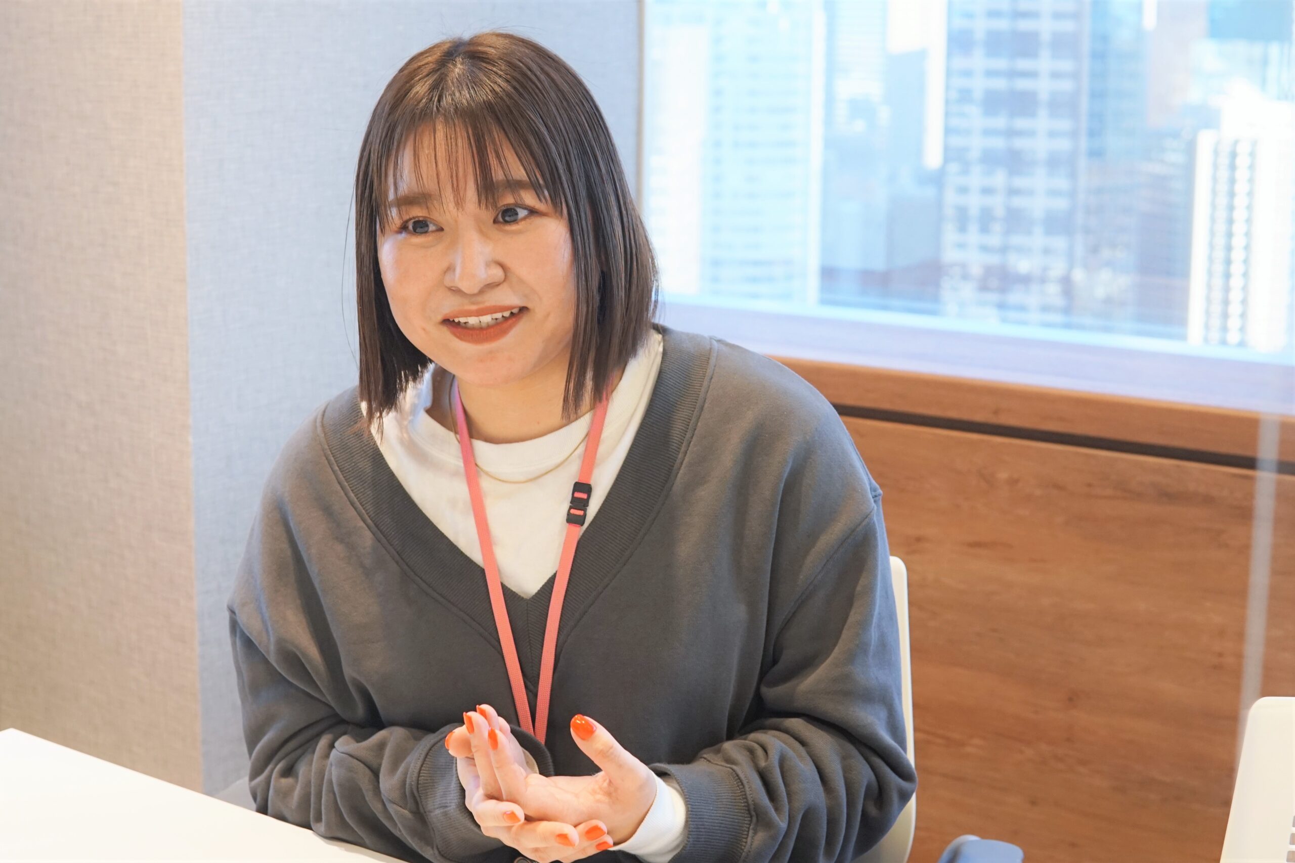 インタビュー中・畑さん2
