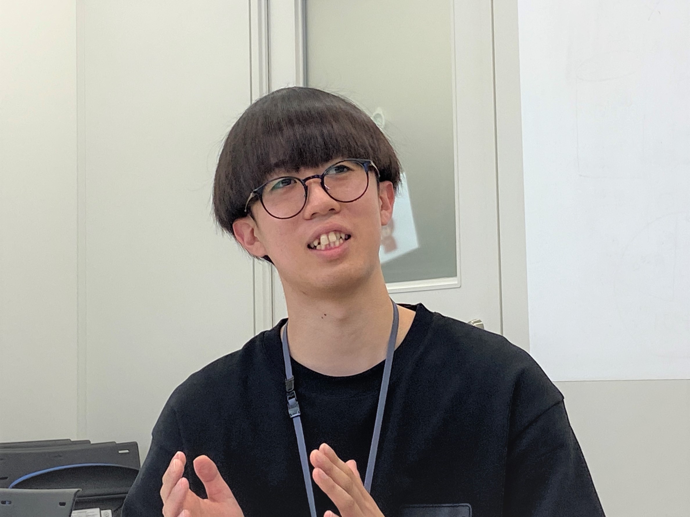 インタビュー中・大石さん3