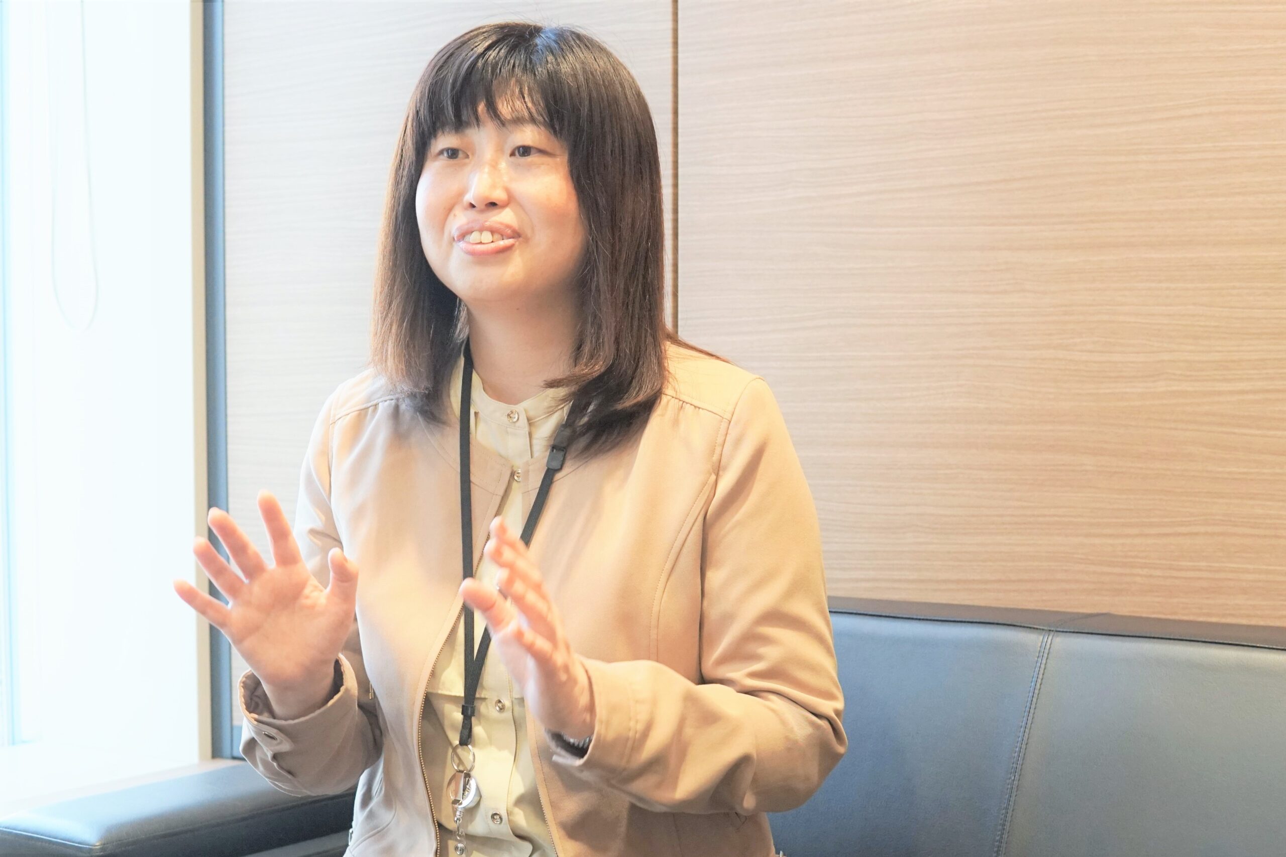 インタビュー中・篠さん４