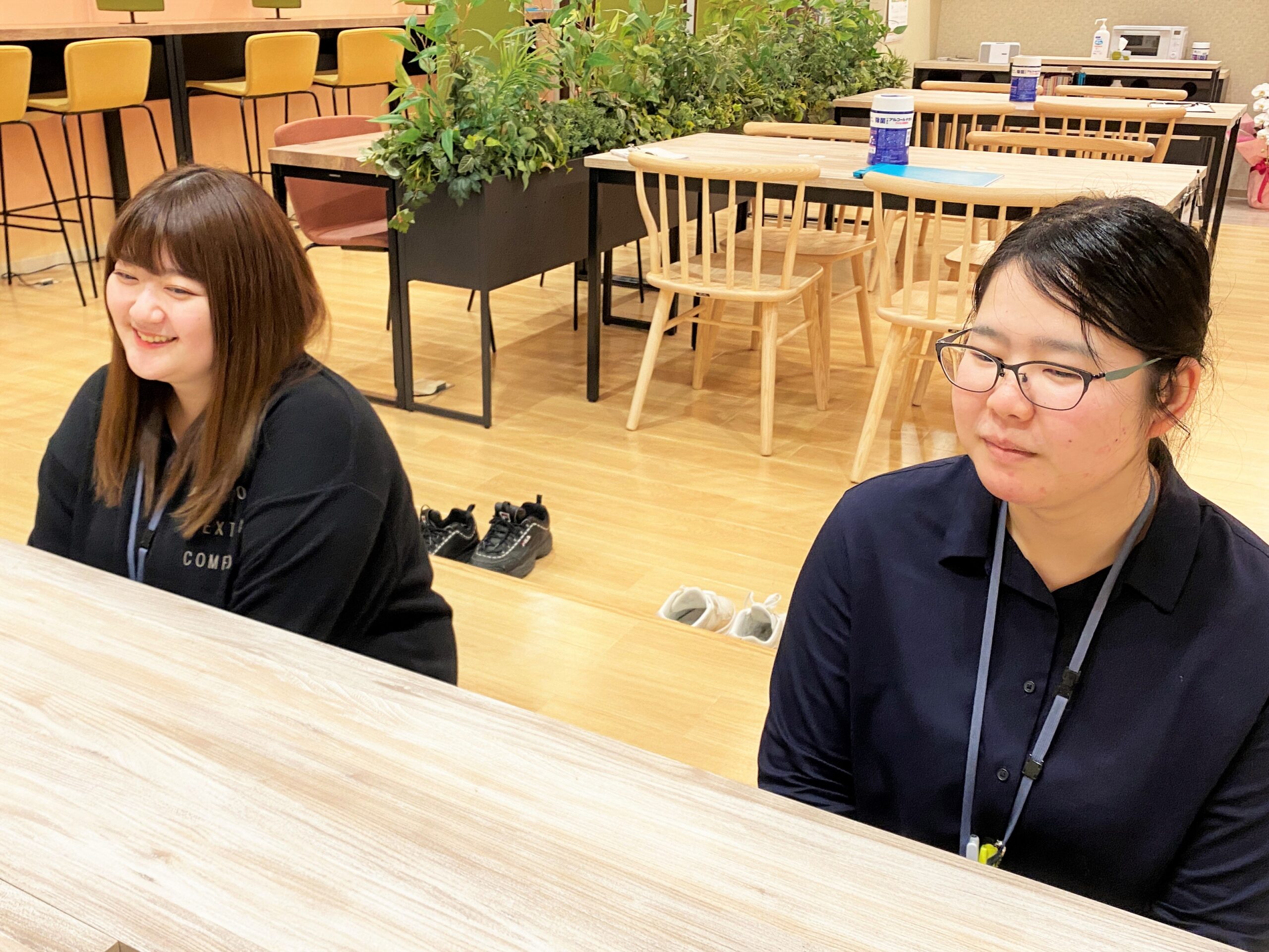 インタビュー中の髙山さんと猿田さん