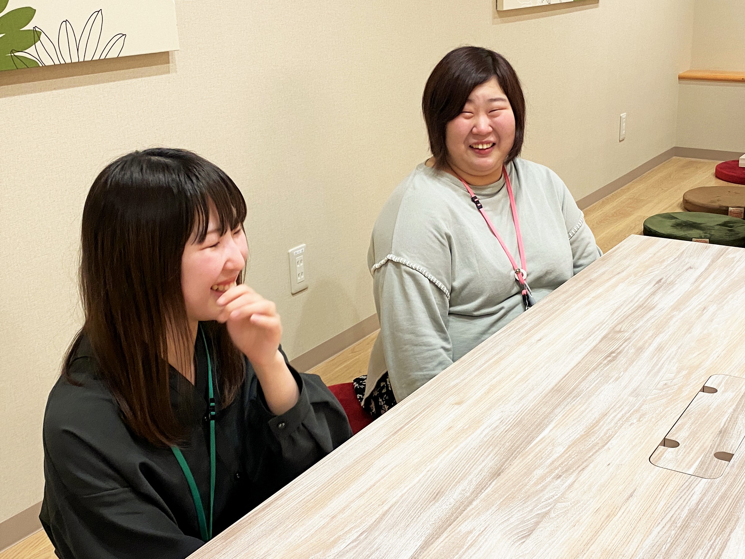 インタビュー中の児玉さんと柏さん