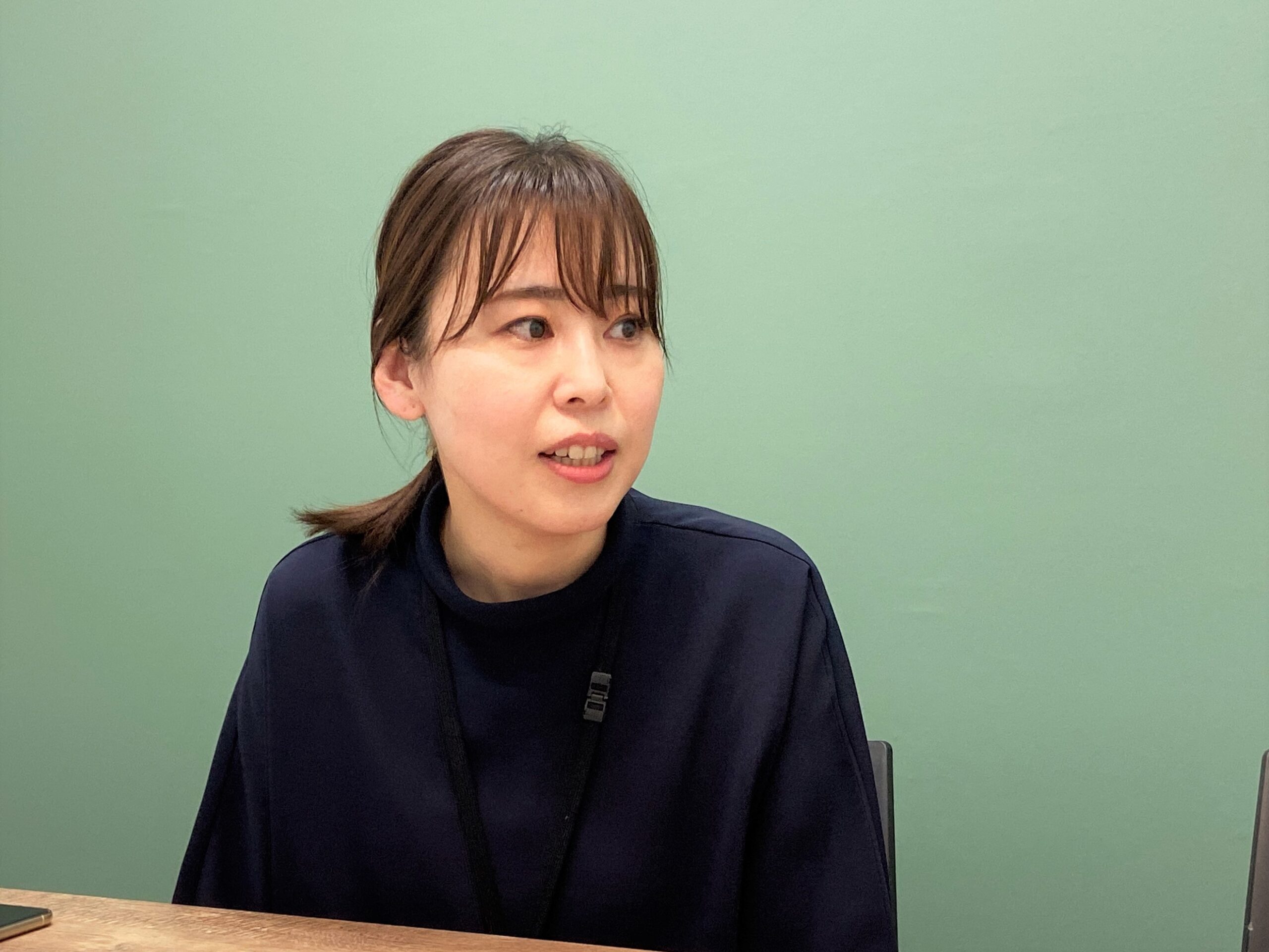 インタビュー中・菅原さん1