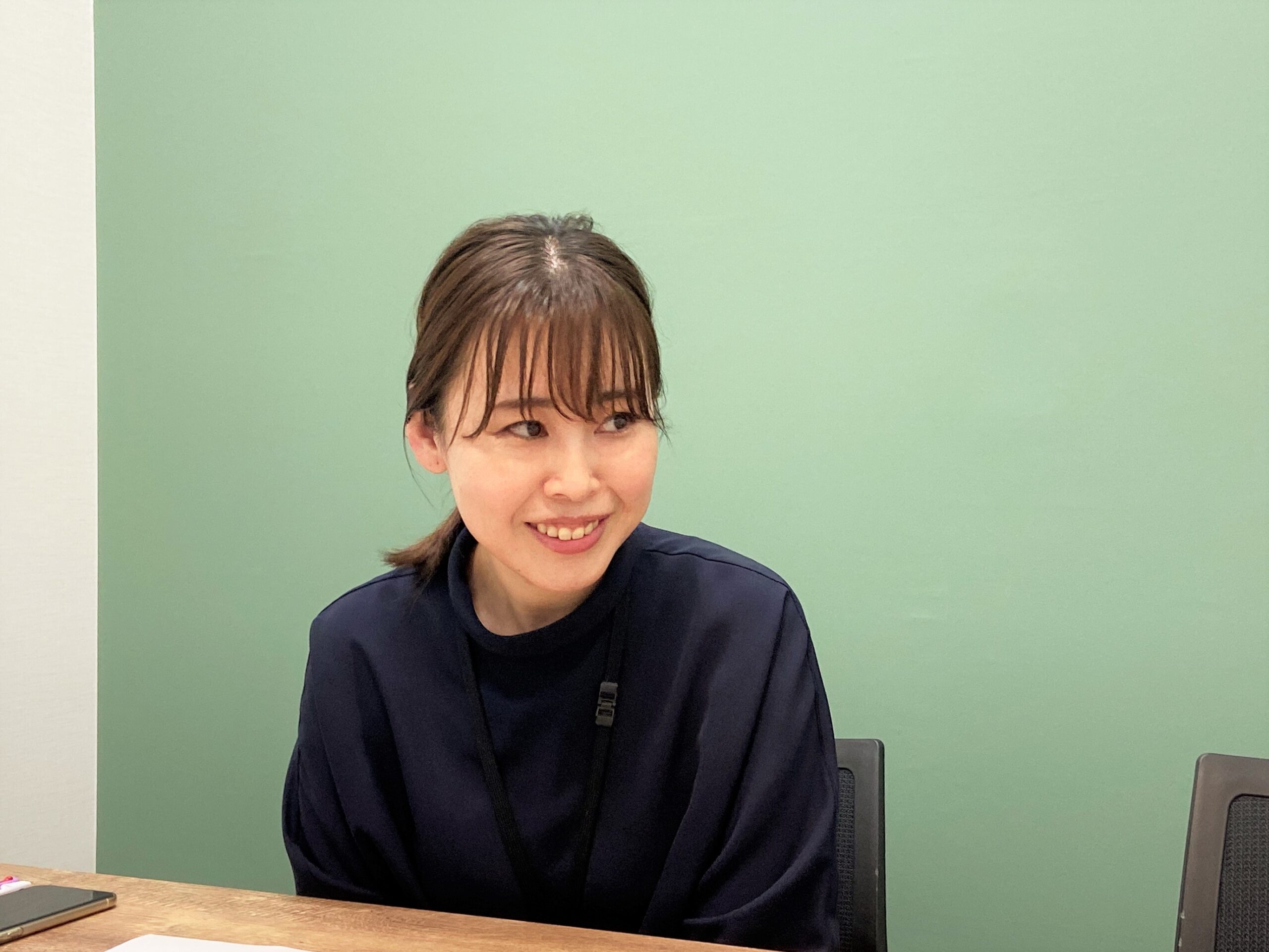 インタビュー中・菅原さん2
