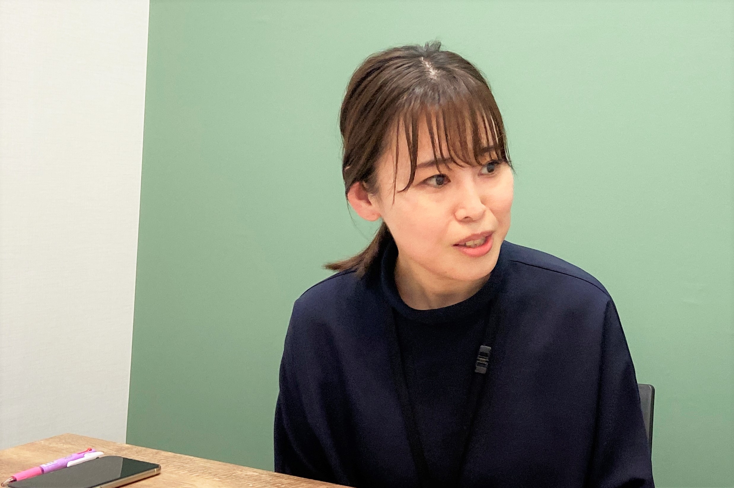 インタビュー中・菅原さん４