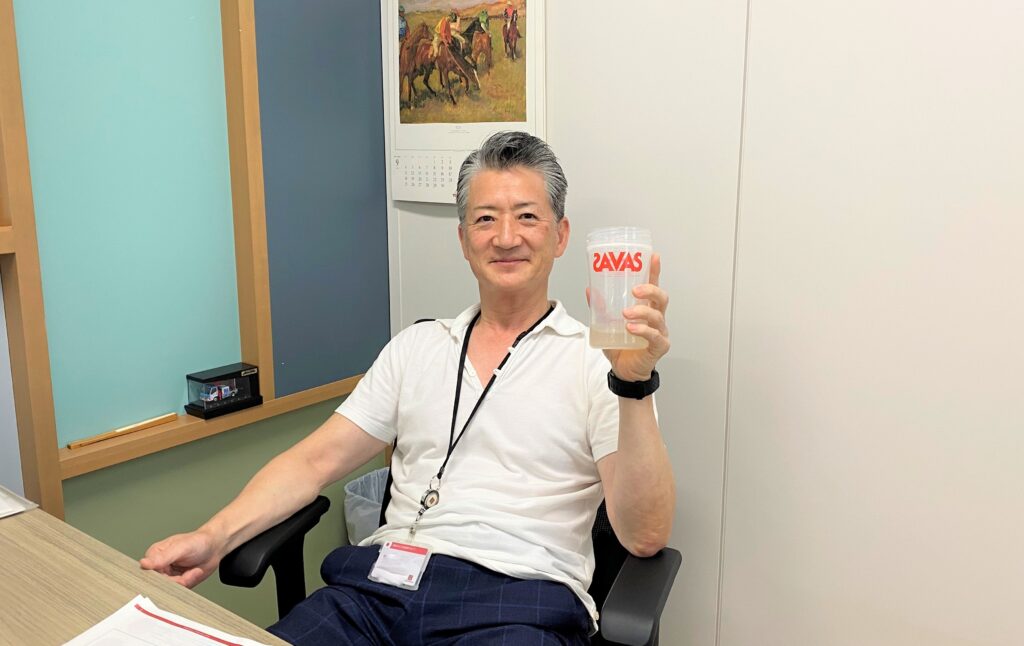 プロテインを持つ前田さん