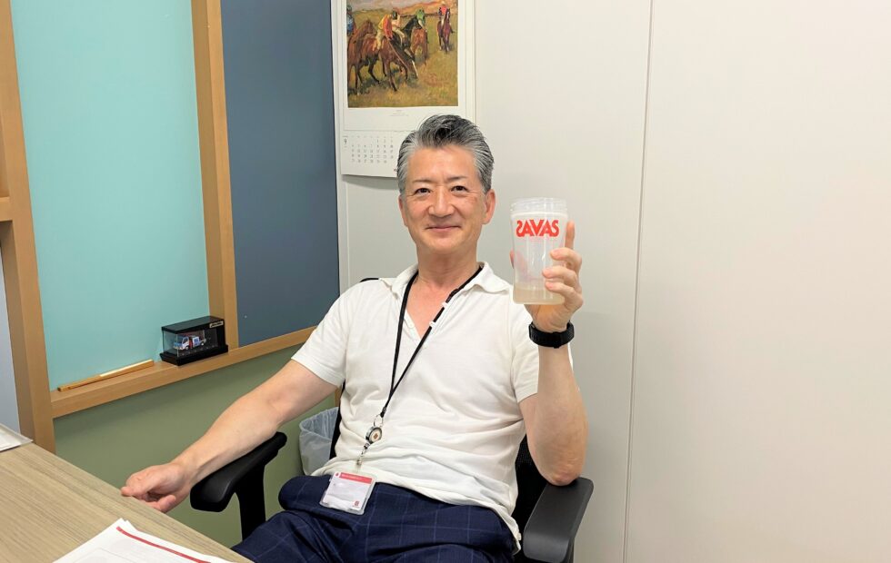 プロテインを持つ前田さん