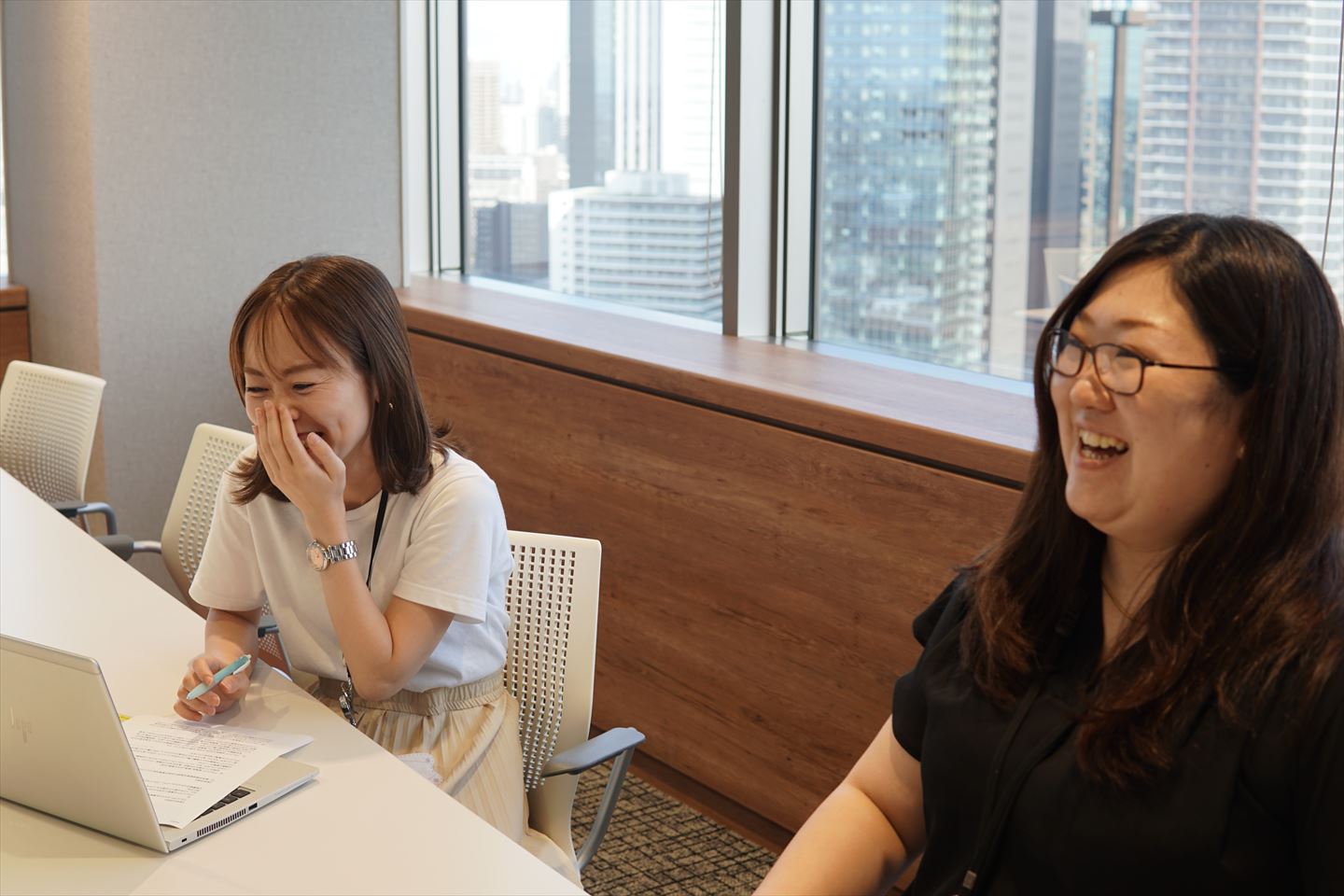 インタビュー中の佐藤さんと大迫さん