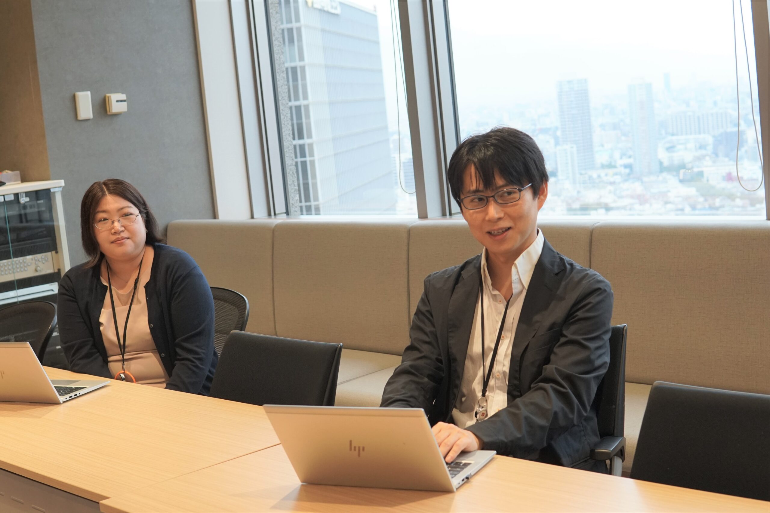 インタビュー中・中村さん、鈴木さん
