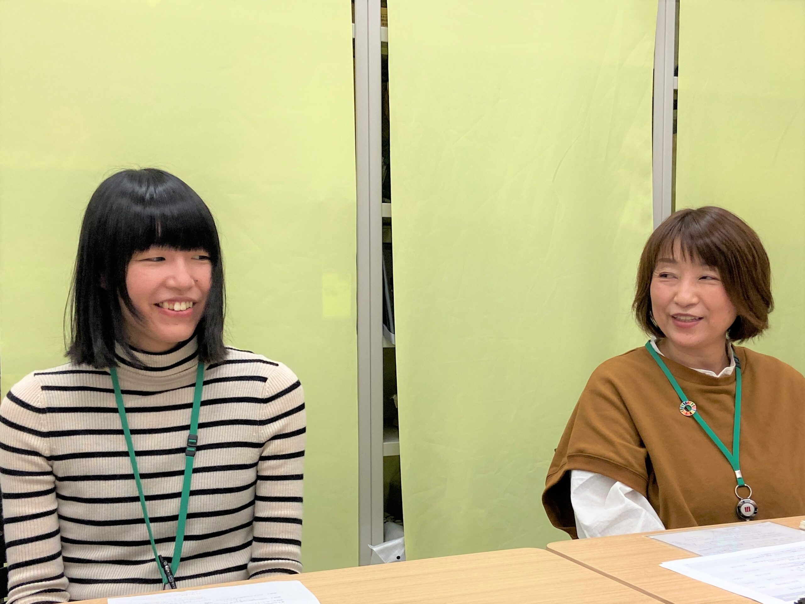インタビュー中の熊井さんと林さん