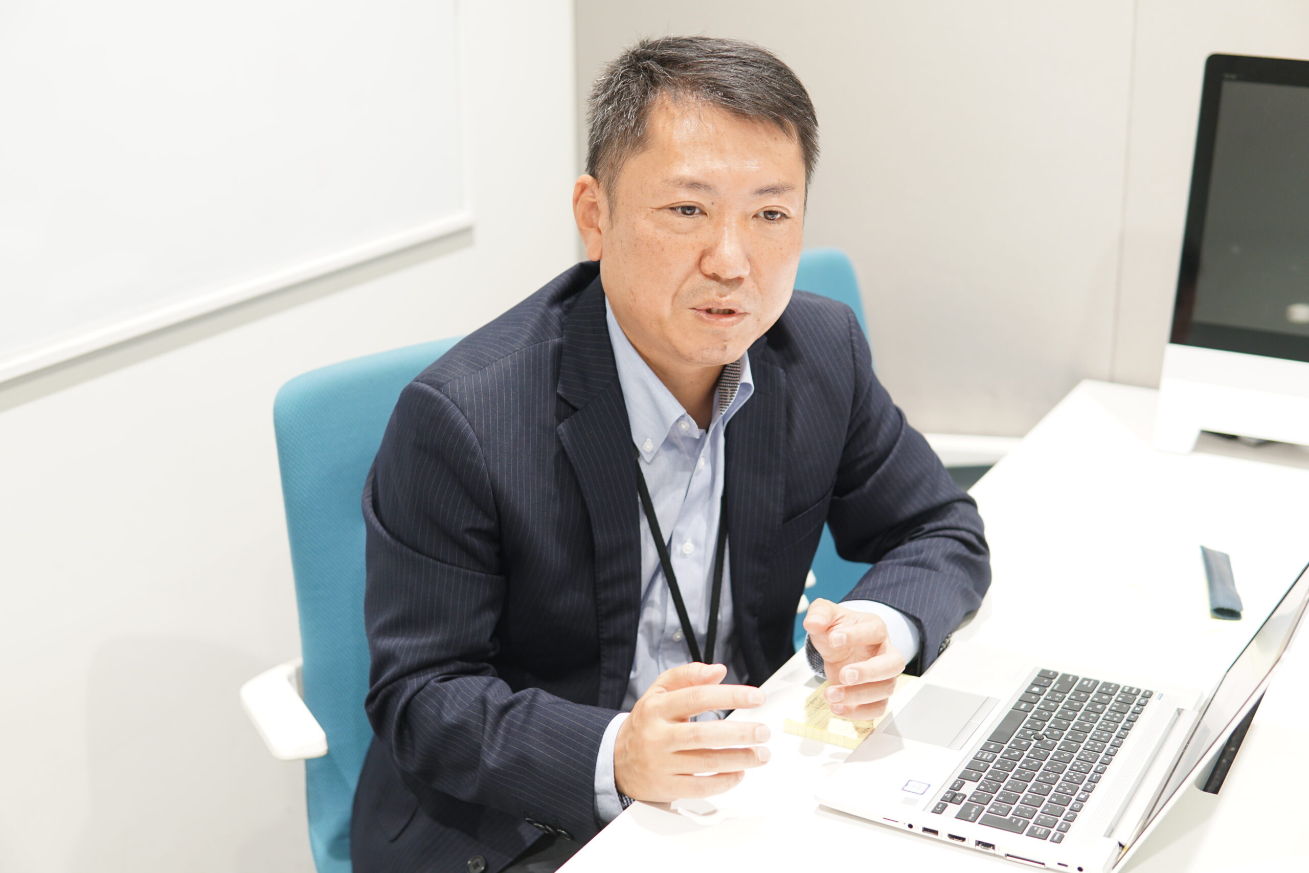 インタビュー中の皆川さん