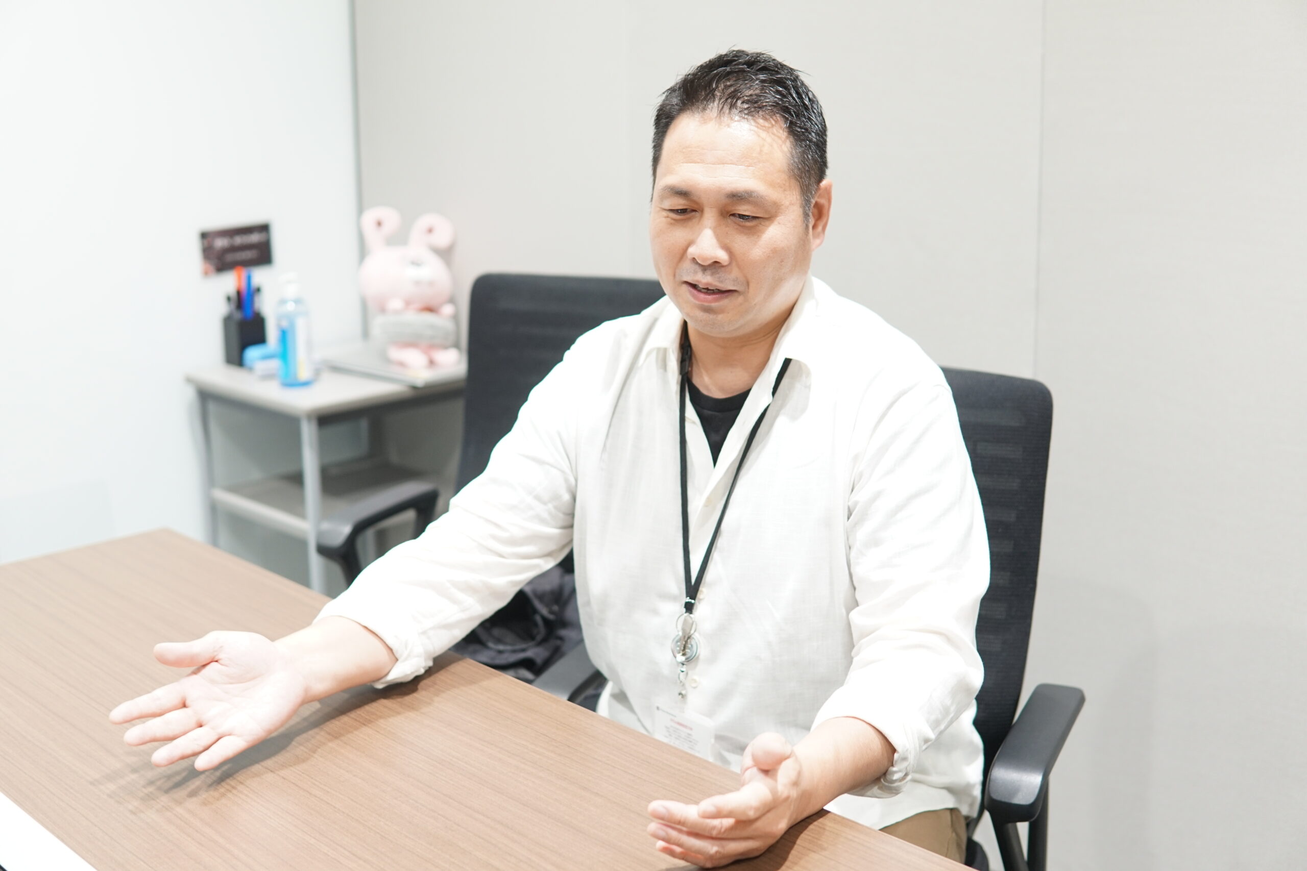 インタビュー中の泉澤さん