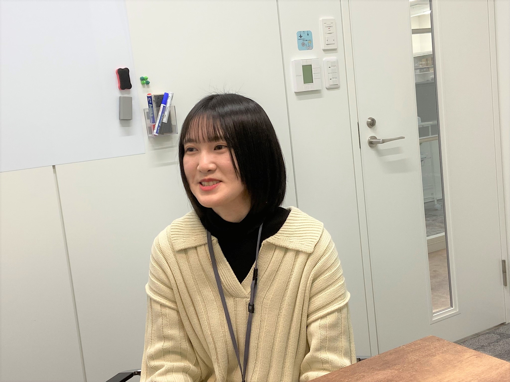 インタビュー中の藤原さん