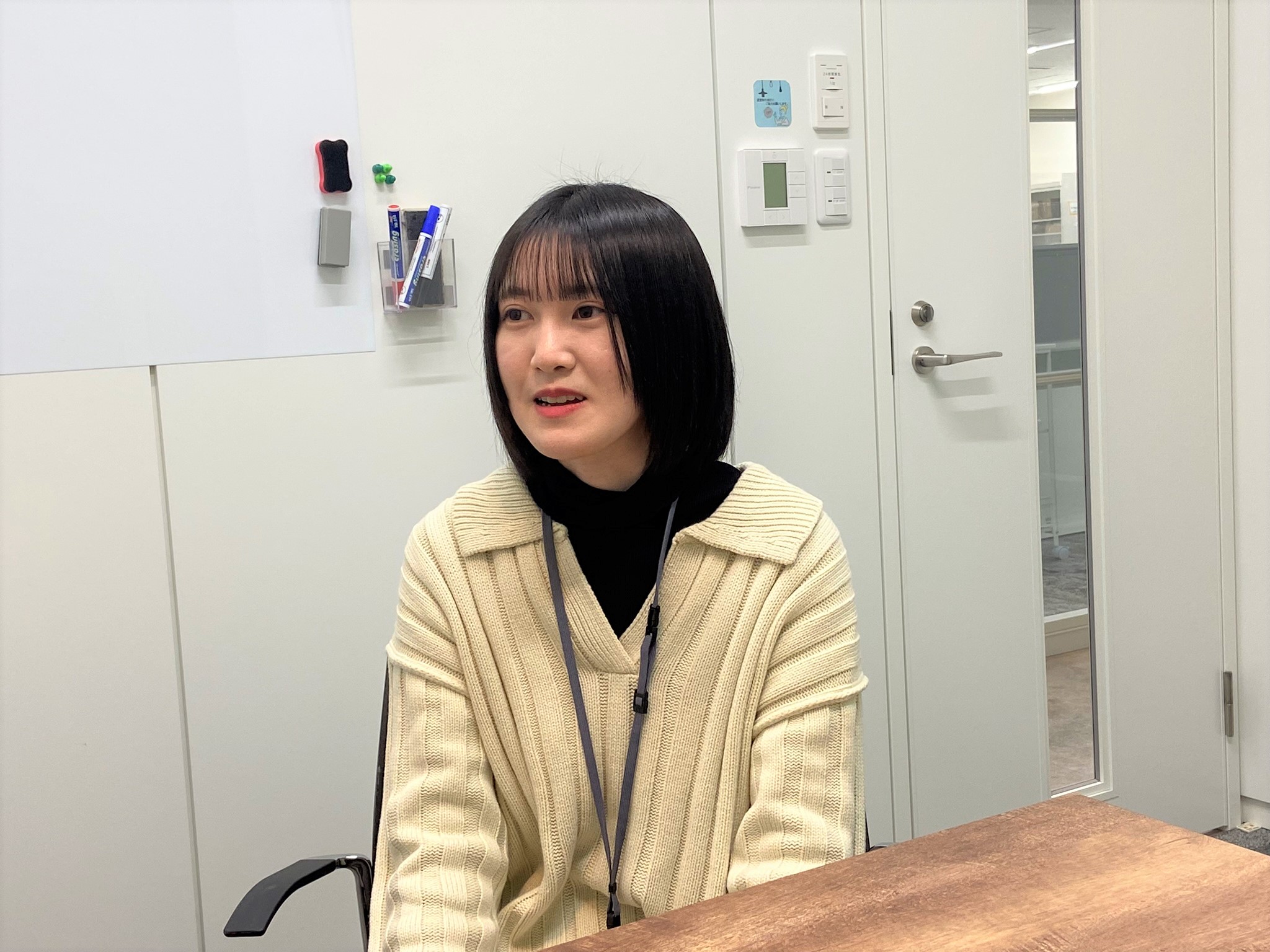 インタビュー中の藤原さん
