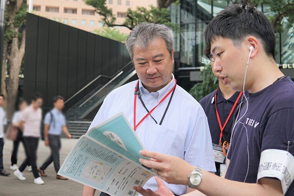 説明を真剣に聞く大倉さん