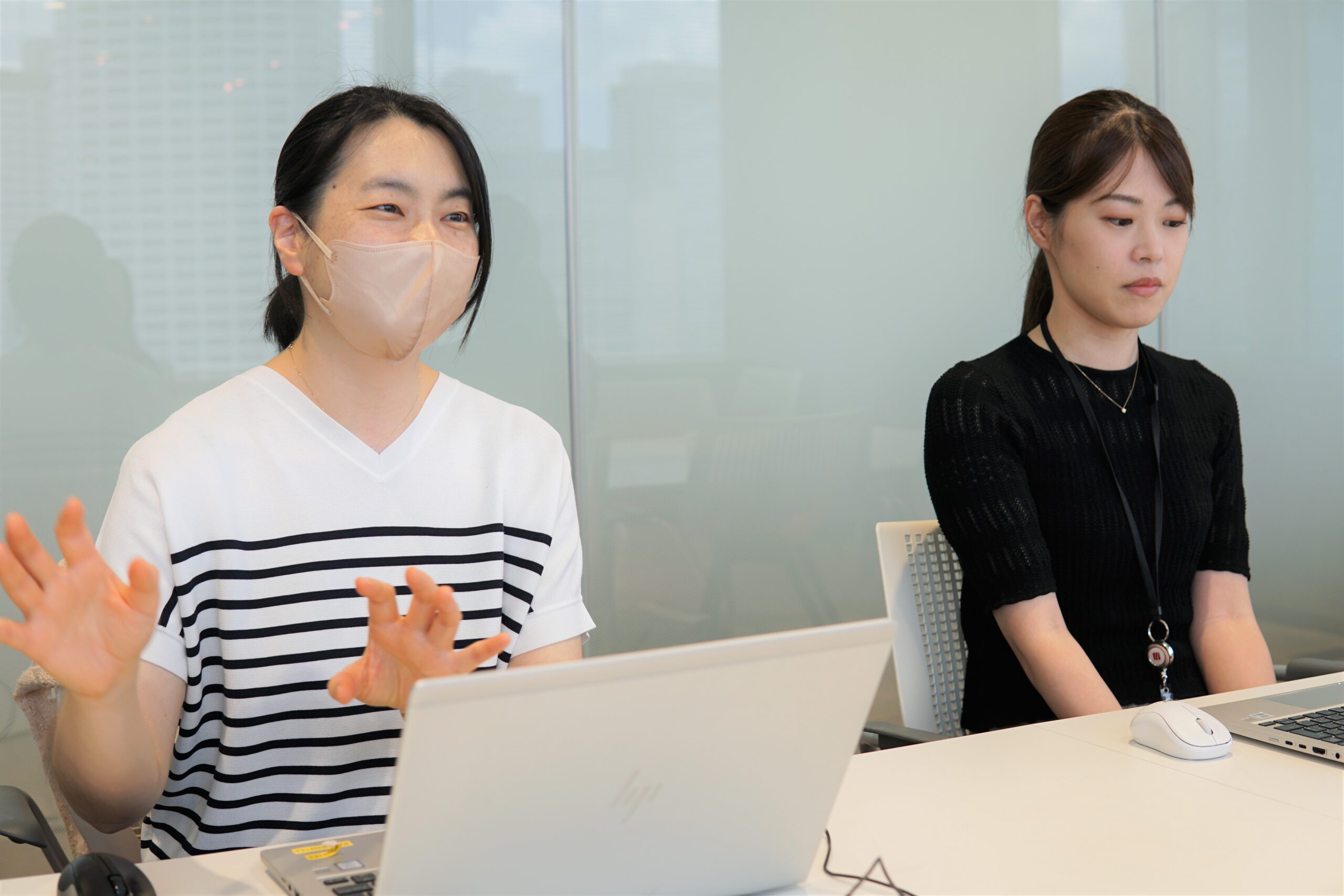 インタビュー中の清水さんと山口さん