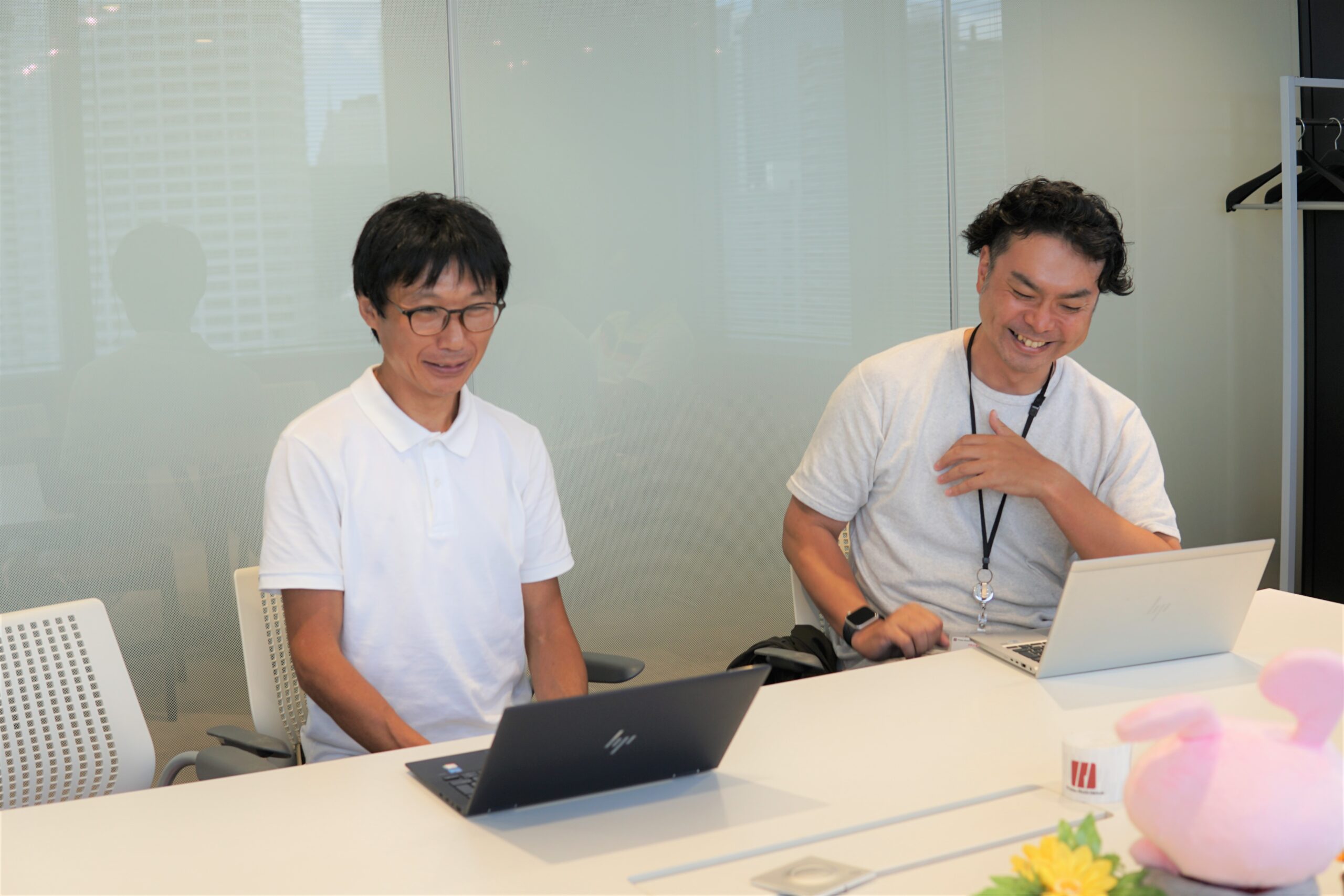 インタビュー中のIT企のみなさん