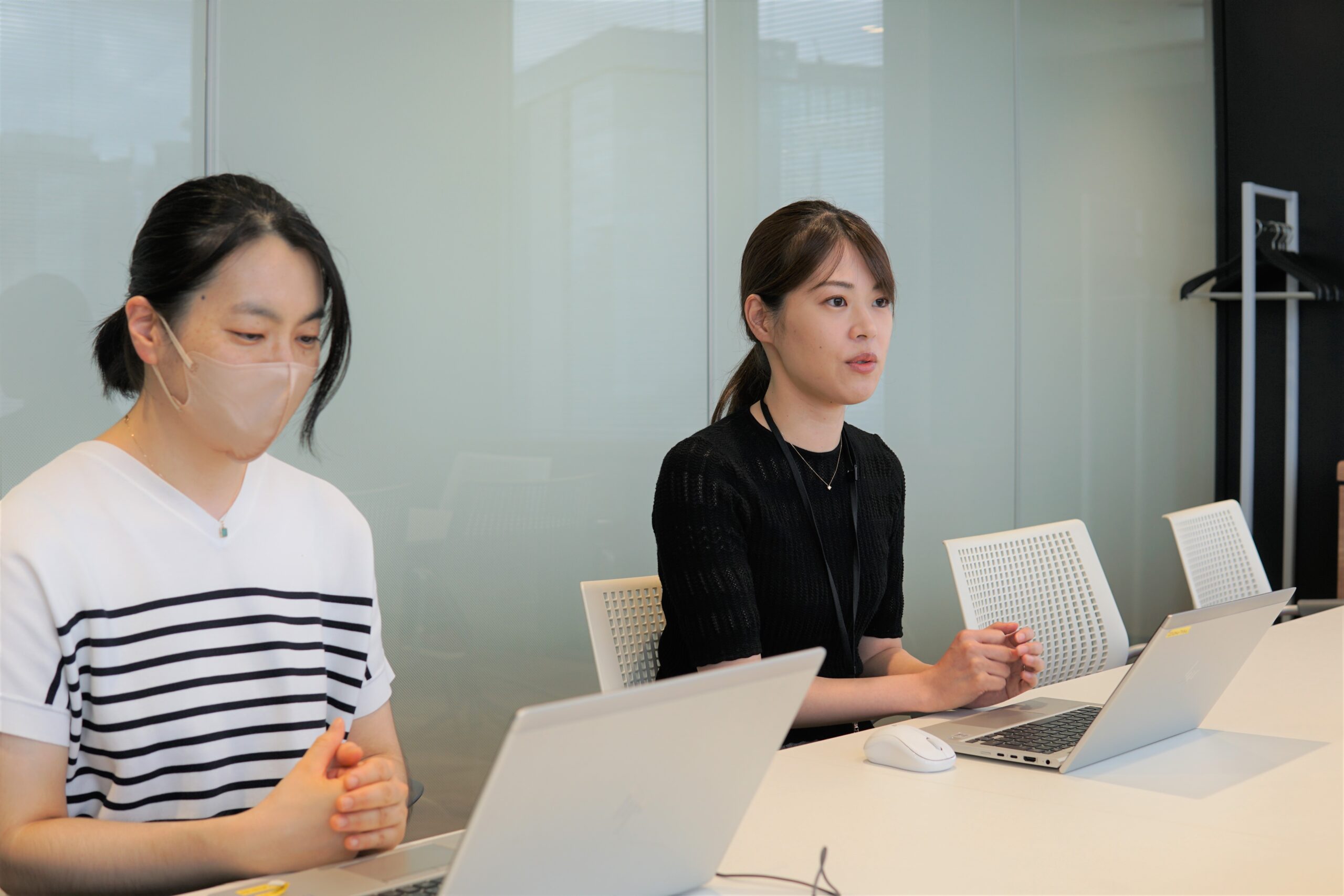 インタビュー中の清水さんと山口さん