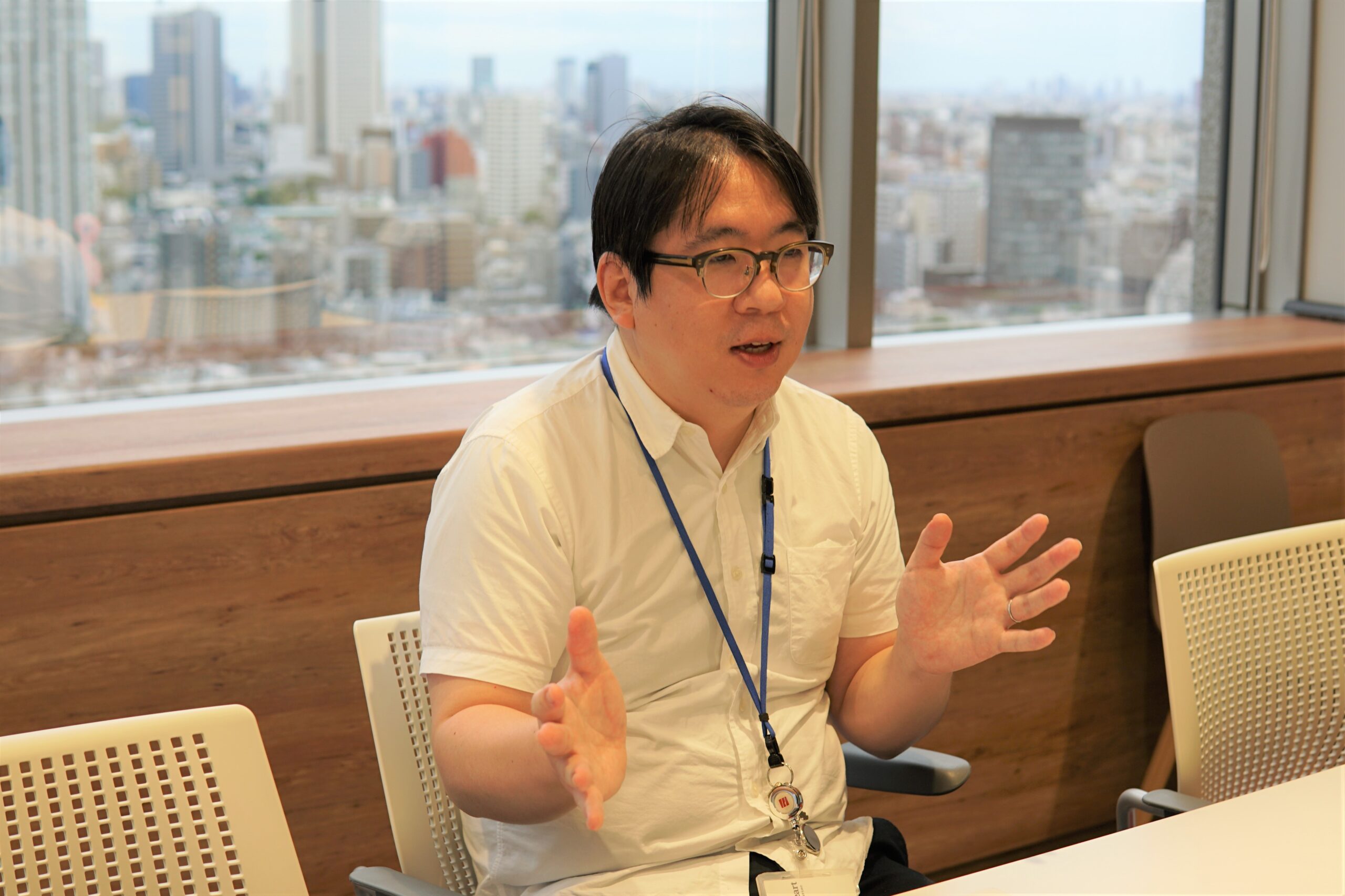 インタビュー中の角石さん