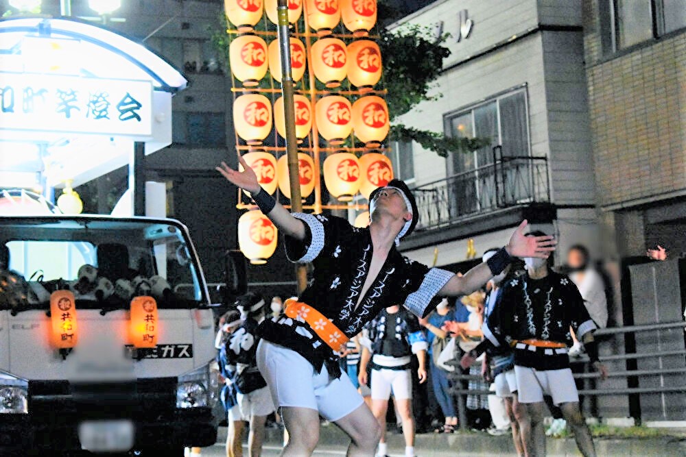 竿燈（かんとう）をしている佐藤さん