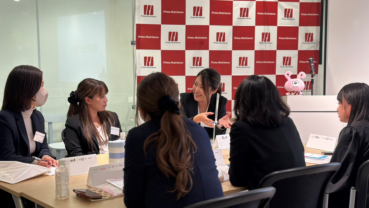 発表者の話を真剣に聴く参加者