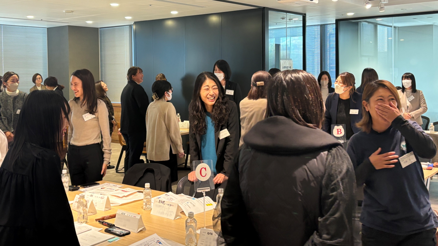 笑顔で会話をする参加者