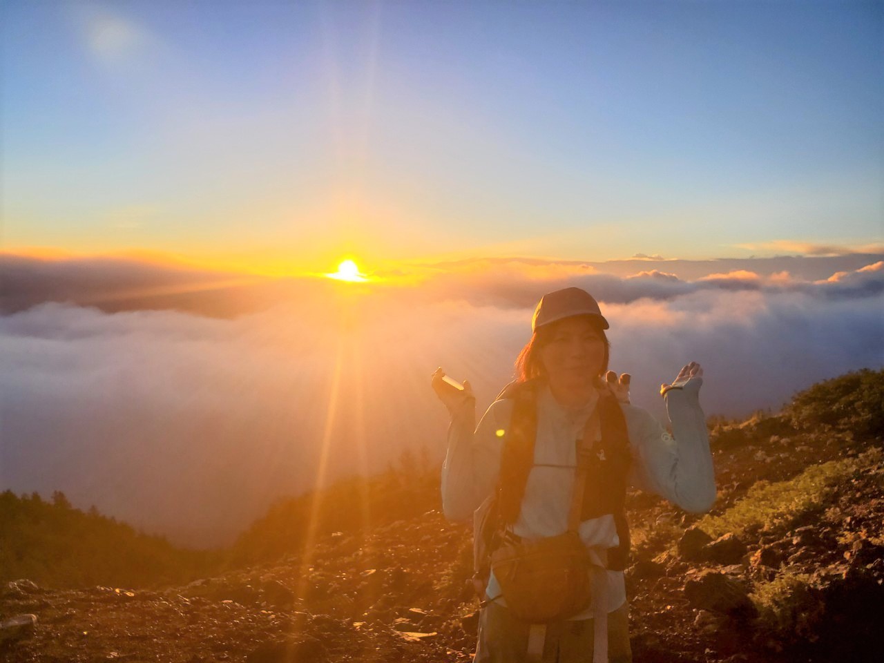 富士山（静岡県・山梨県）登頂前の日の出