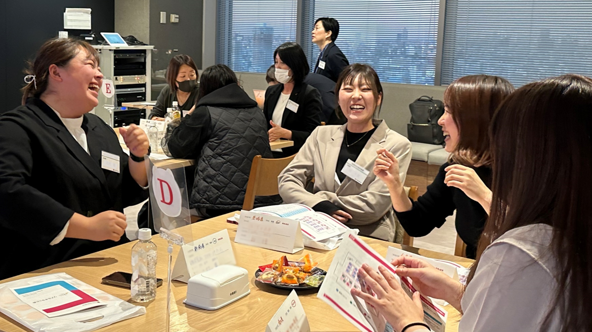 楽しそうに会話をする参加者