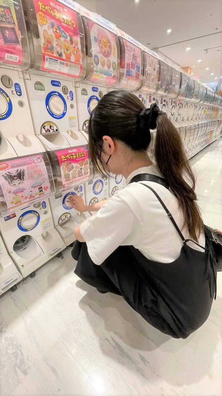 ガチャガチャに夢中な岡元さん