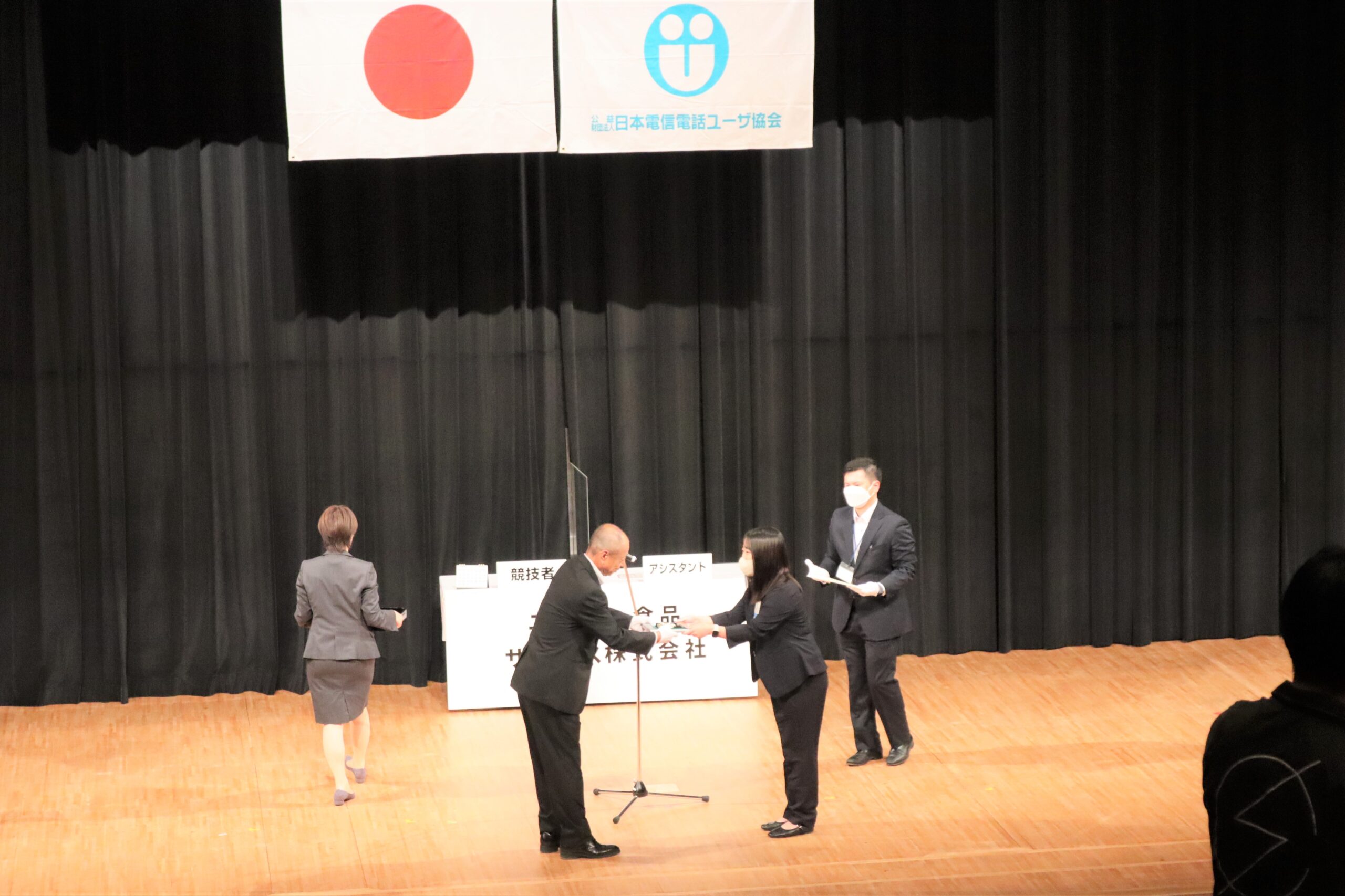 表彰状を受け取る榎原さん