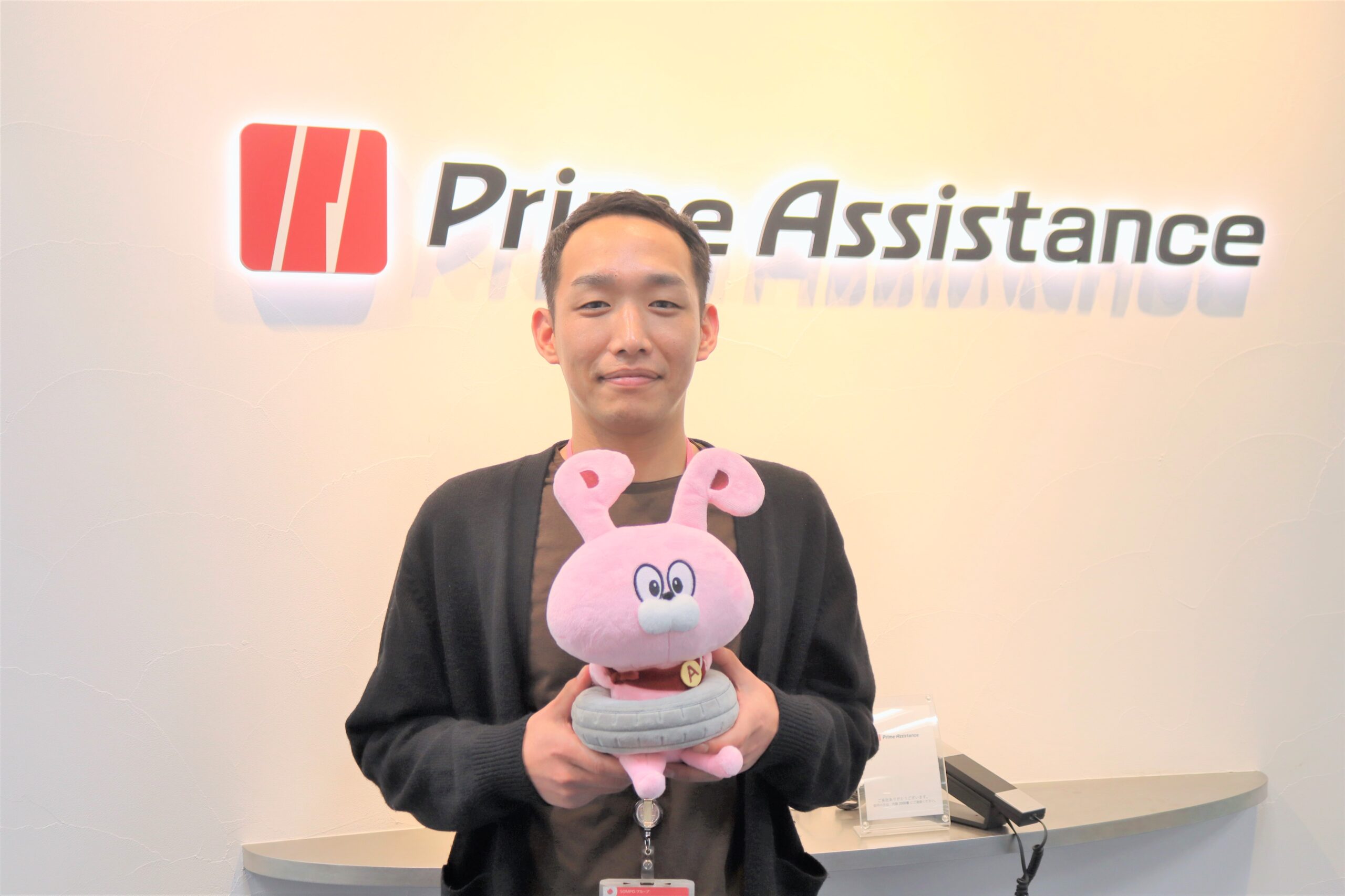 プラビットを抱いている坂口さん