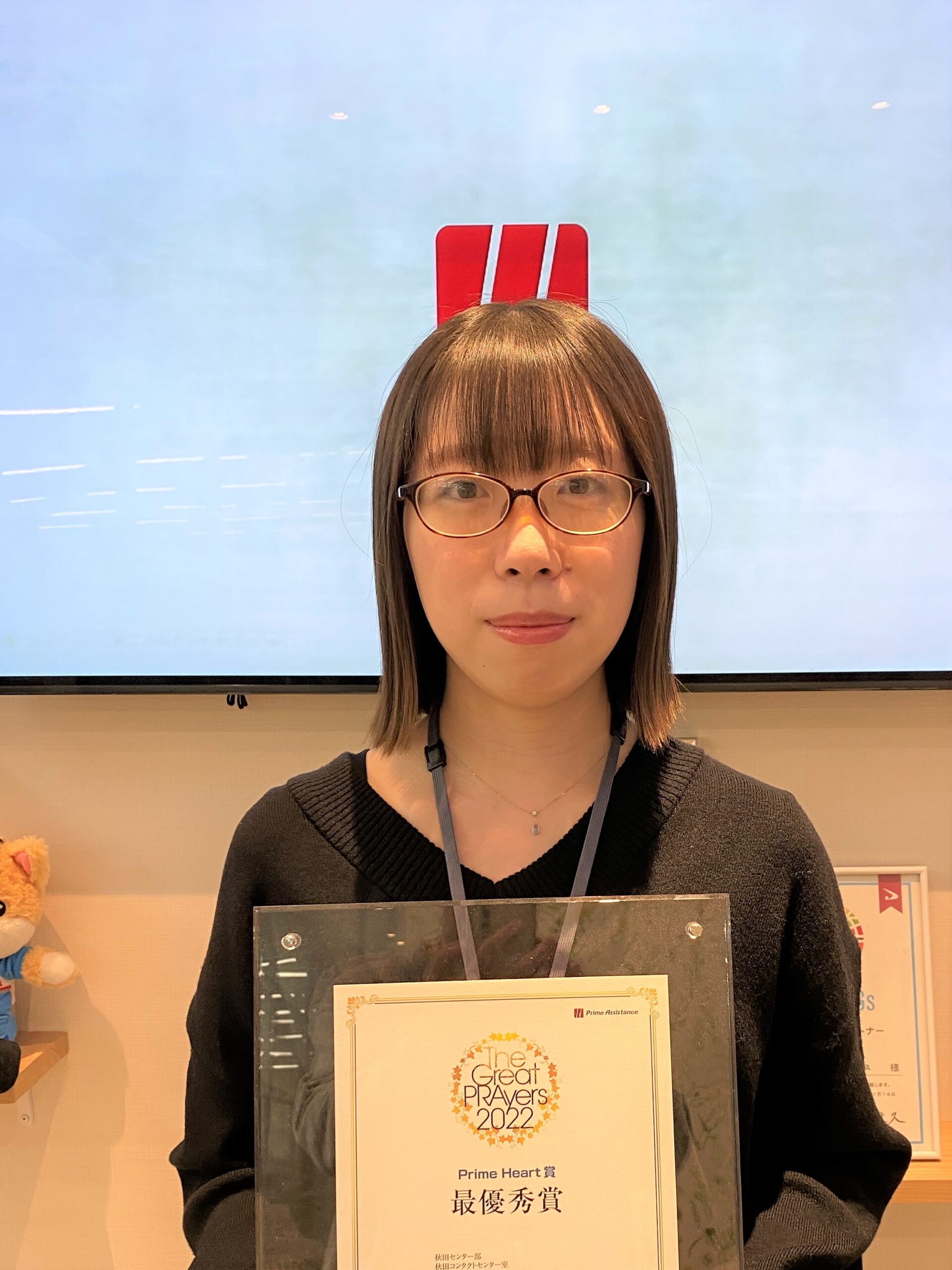 表彰状を持っている粕谷さん