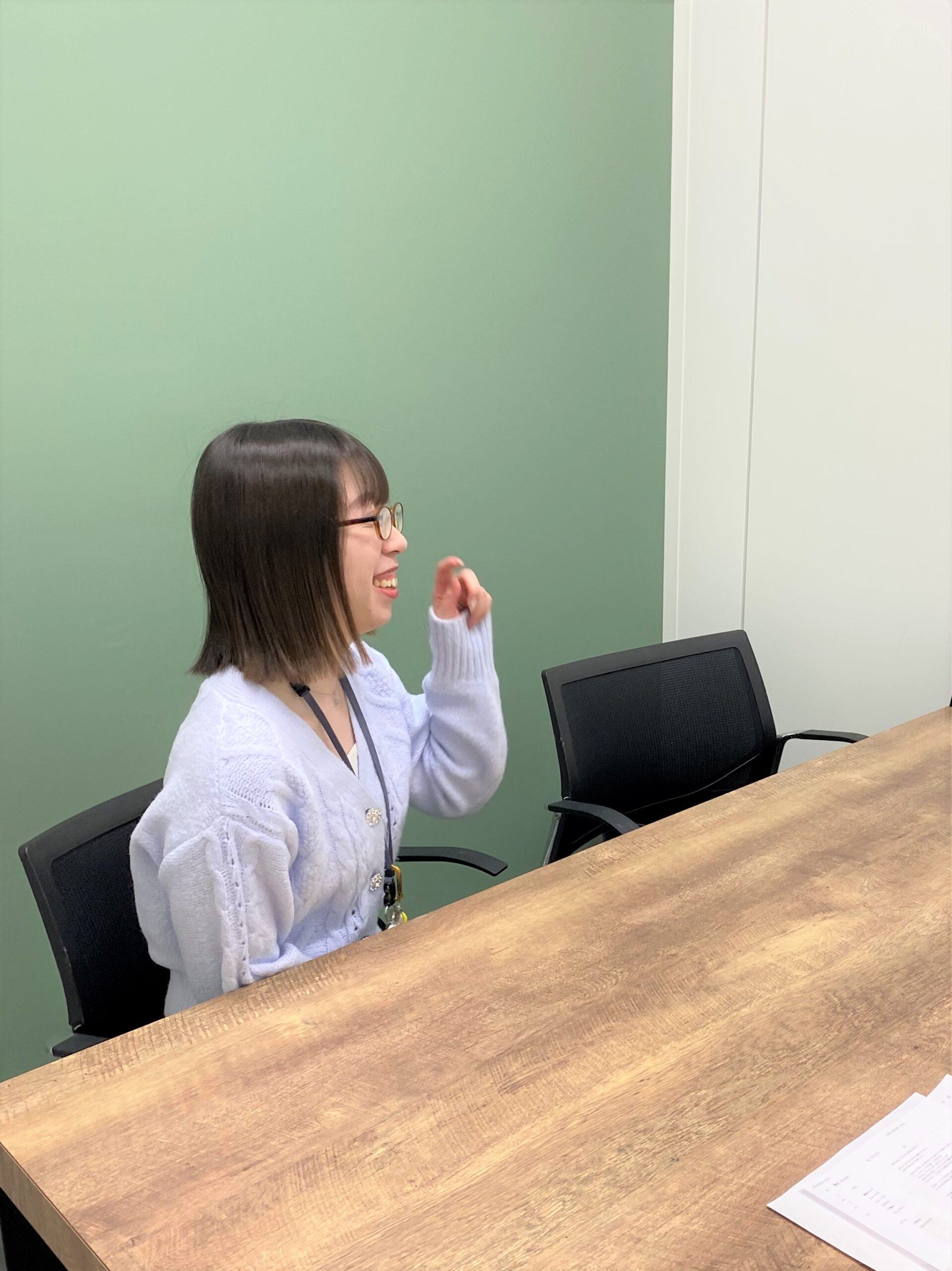 対談中の粕谷さん