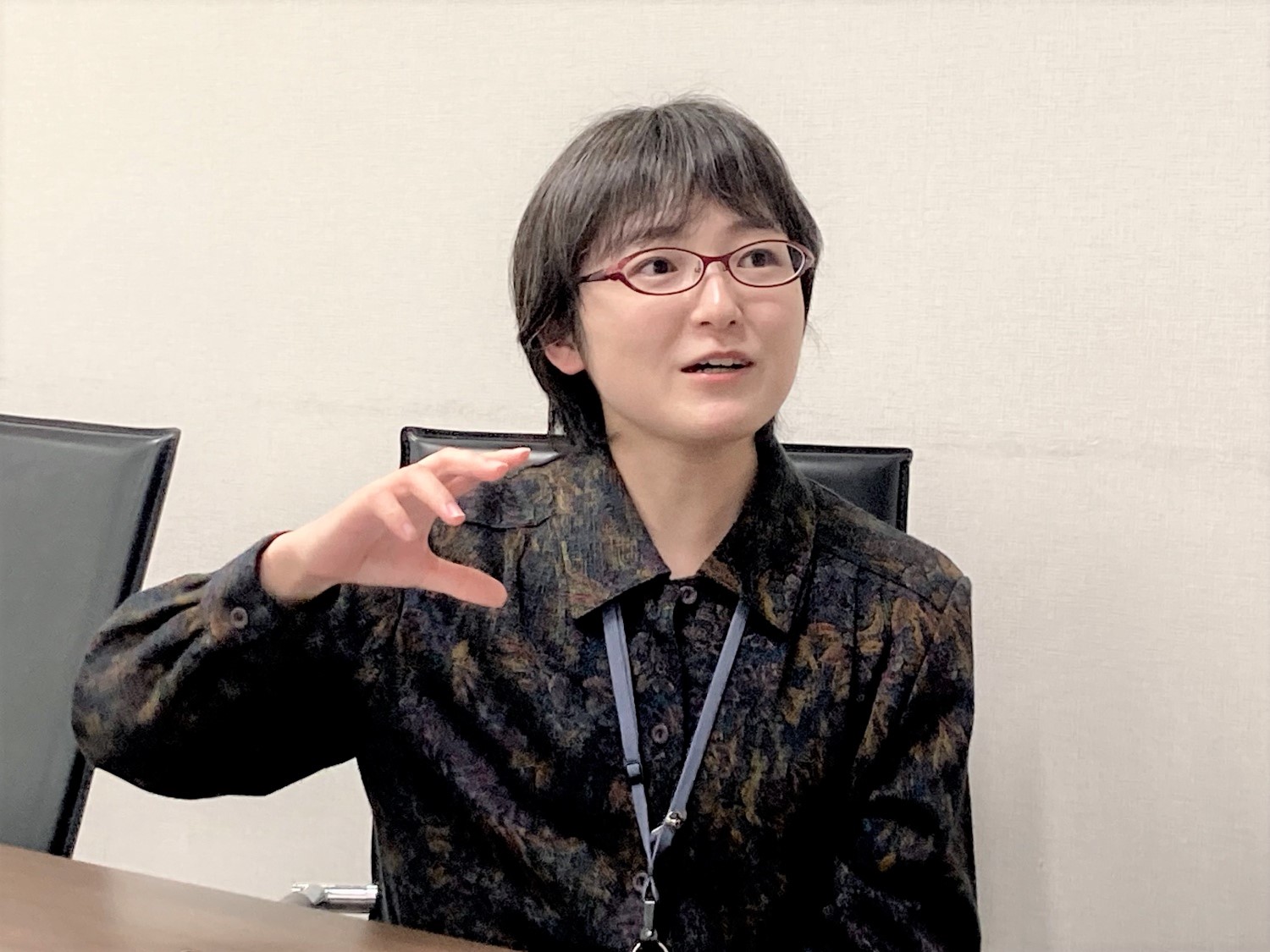 インタビュー中の東さん