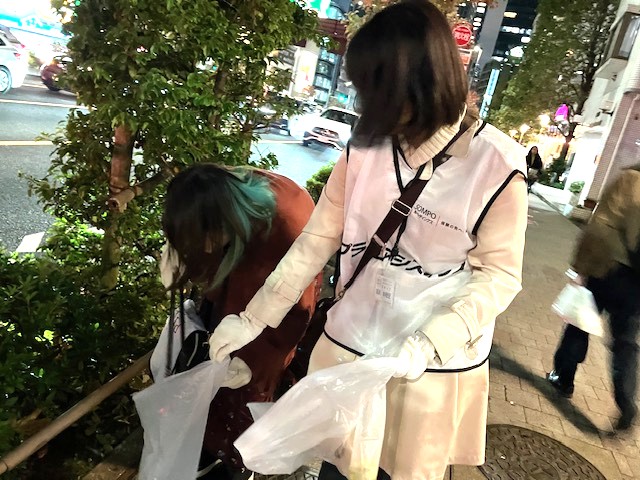 清掃活動をする社員